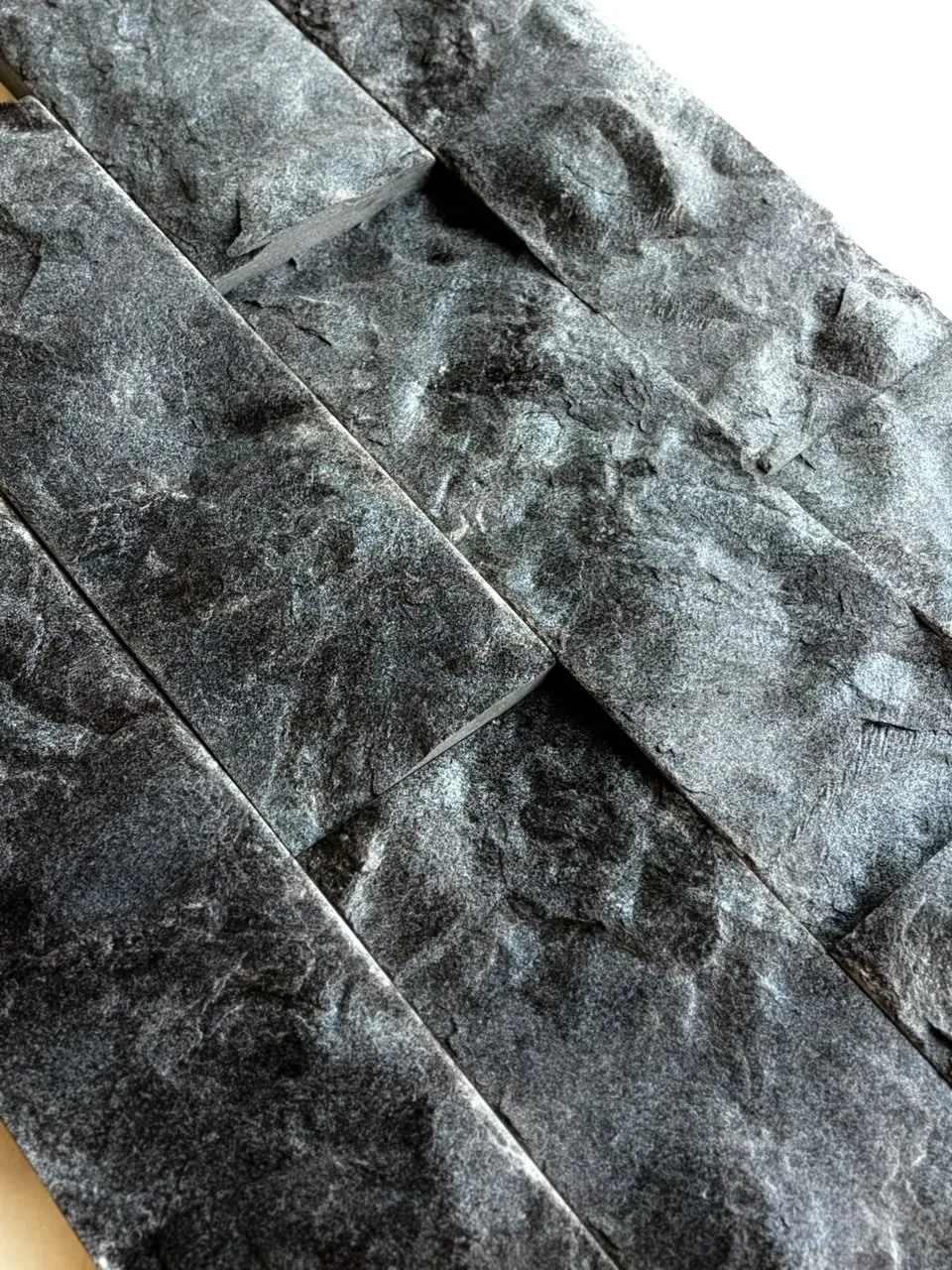 Revestimento rock face na tonalidade preta