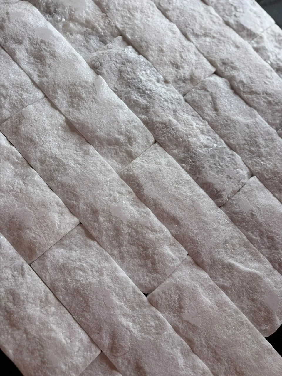 Revestimento rock face na tonalidade rosé